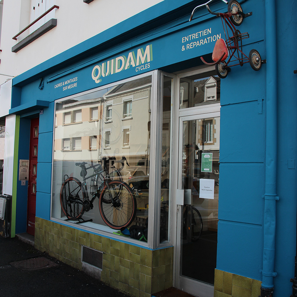 Quidam 2 peinture lettres enseigne lorient bretagne